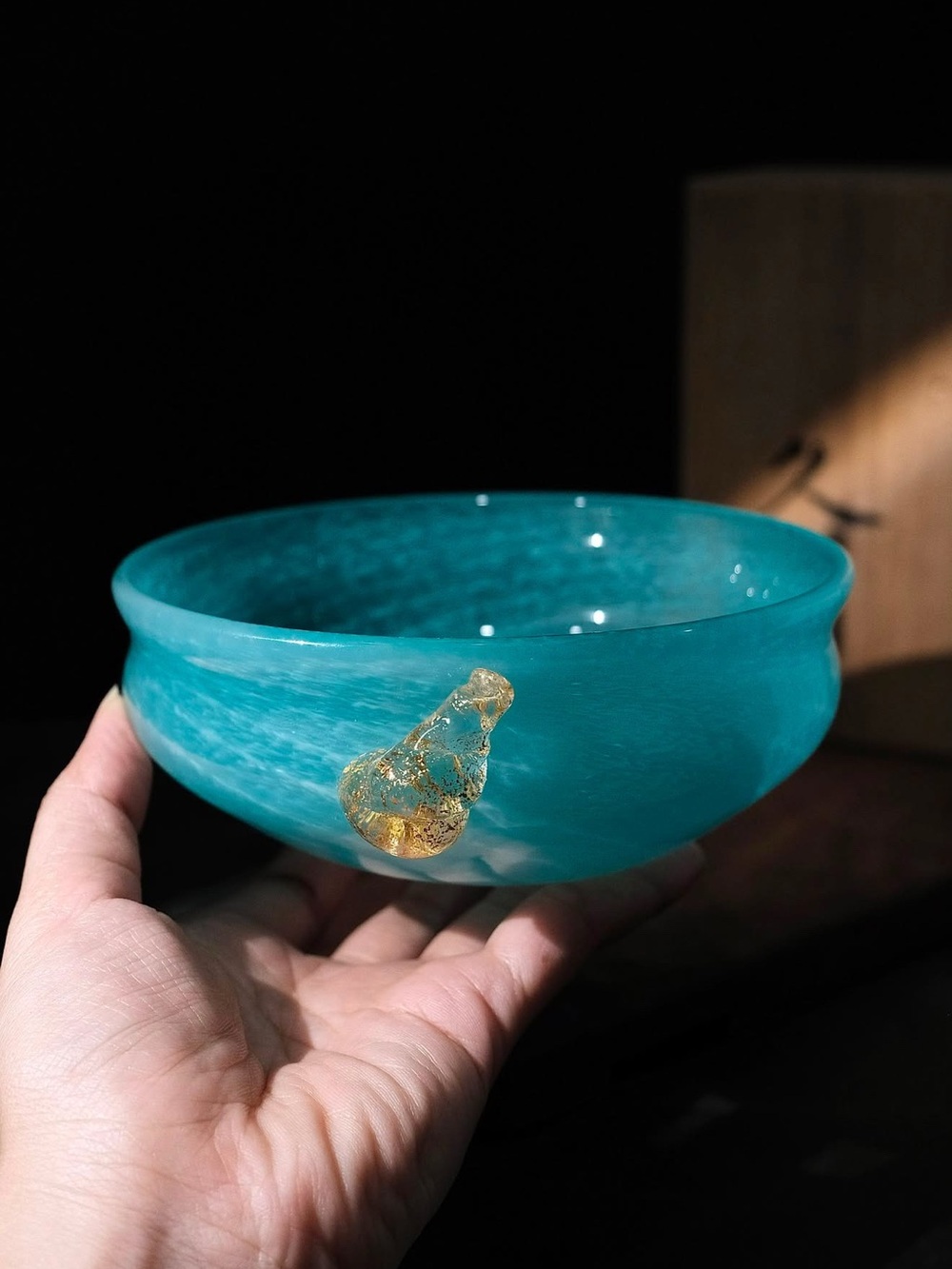 Art Glass Chawan – Iwata Hisatoshi (岩田久利)
金彩青硝子茶碗 – Blue Glass Chawan with Gold